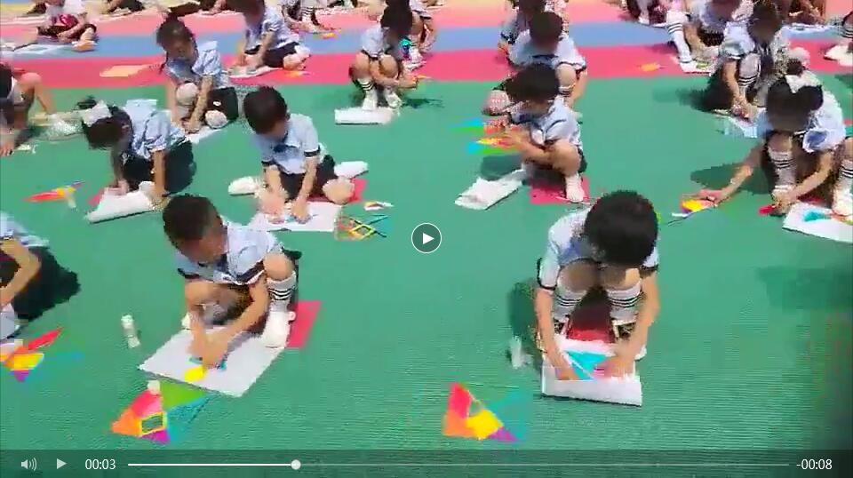 七彩陽光幼兒園室外拼圖活動展示