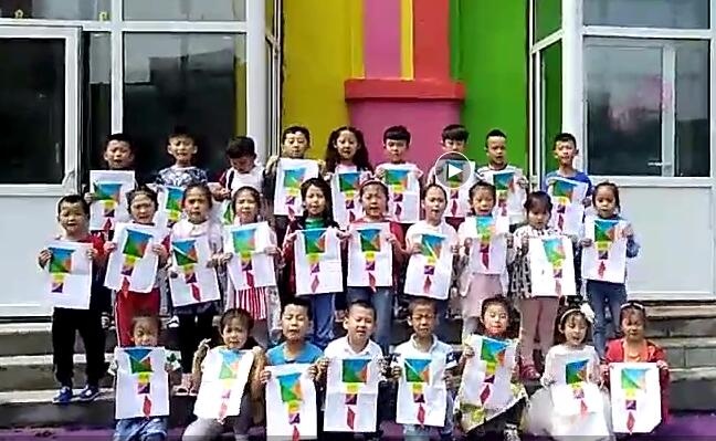父親節幼兒園寶貝們用七巧板拼圖送給父親做禮物