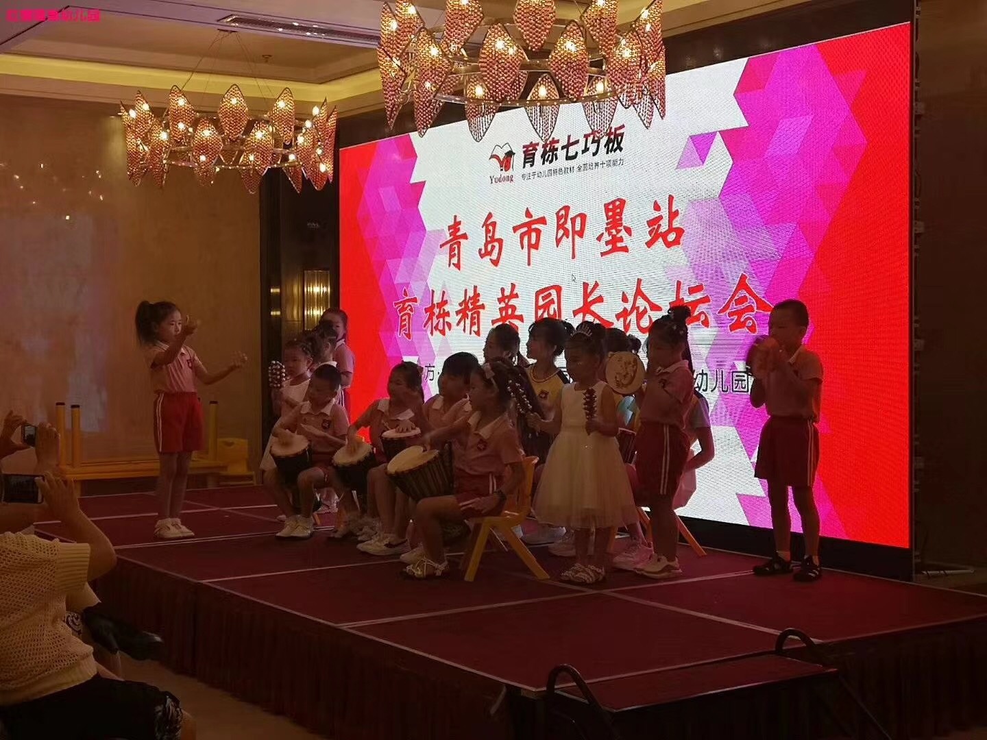 幼兒園孩子們的非洲鼓表演